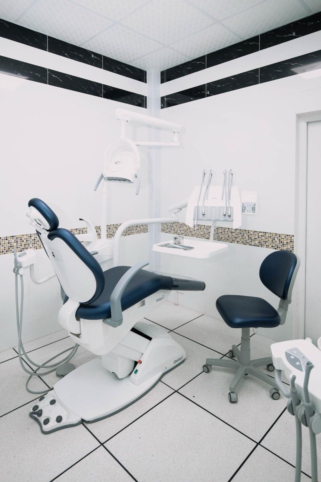 Consultório odontológico moderno com cadeira e equipamentos